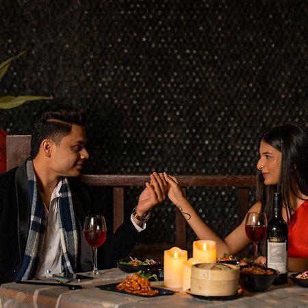 Hyatt Pune Extérieur photo A couple dining together