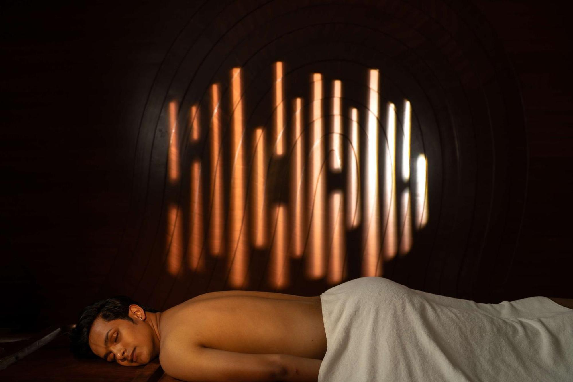 Hyatt Pune Extérieur photo A man receiving a massage