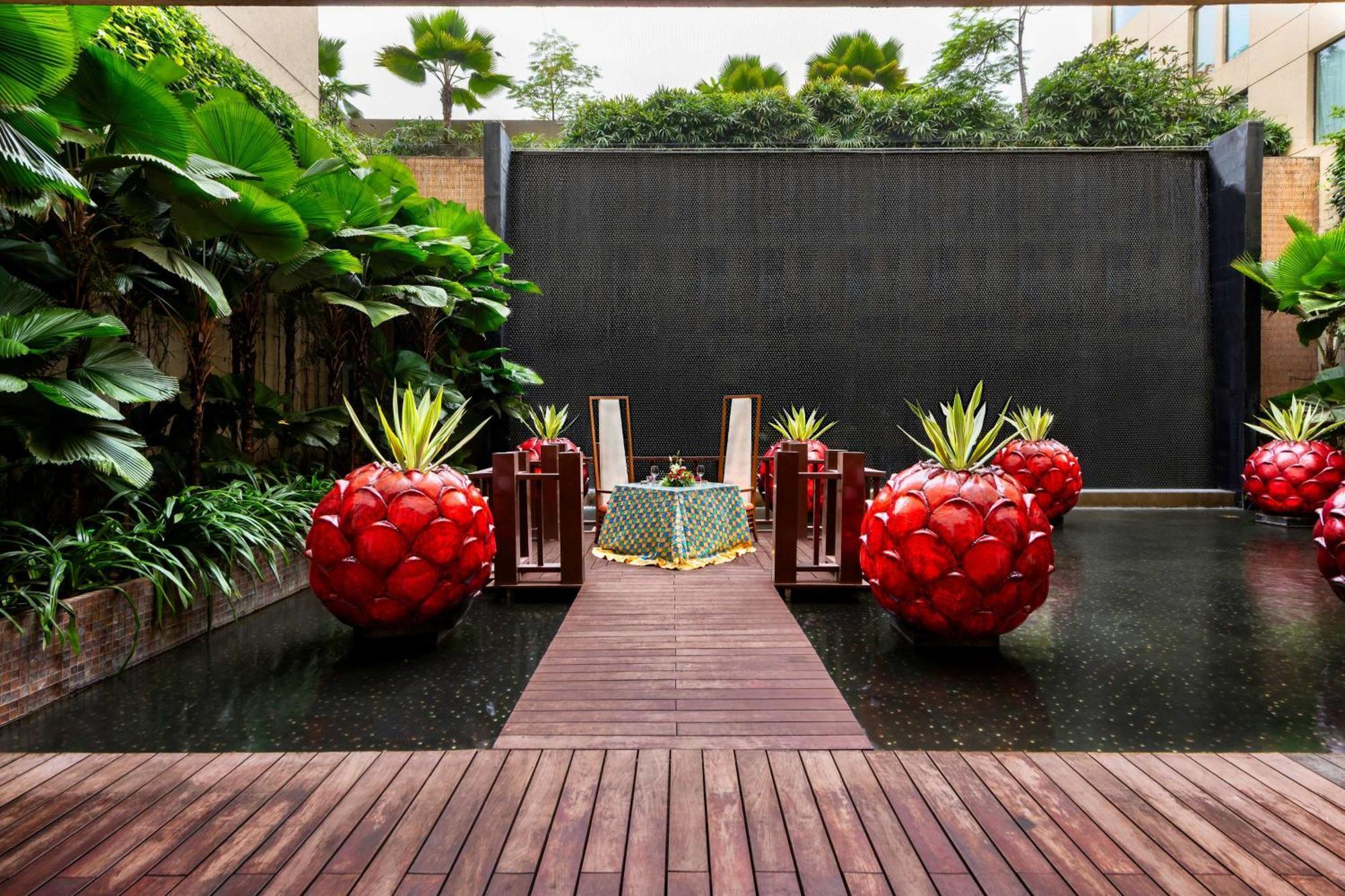 Hyatt Pune Extérieur photo The water feature at the entrance of the hotel