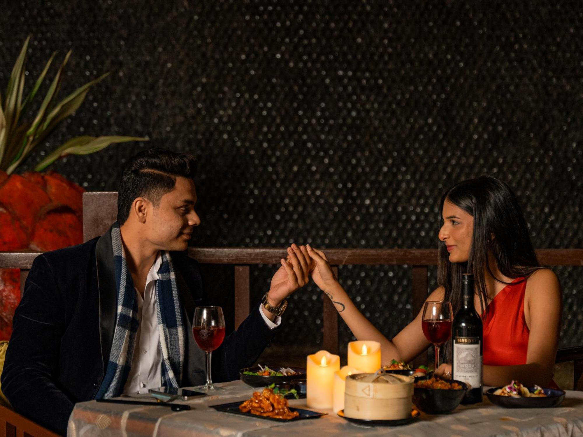 Hyatt Pune Extérieur photo A couple dining together
