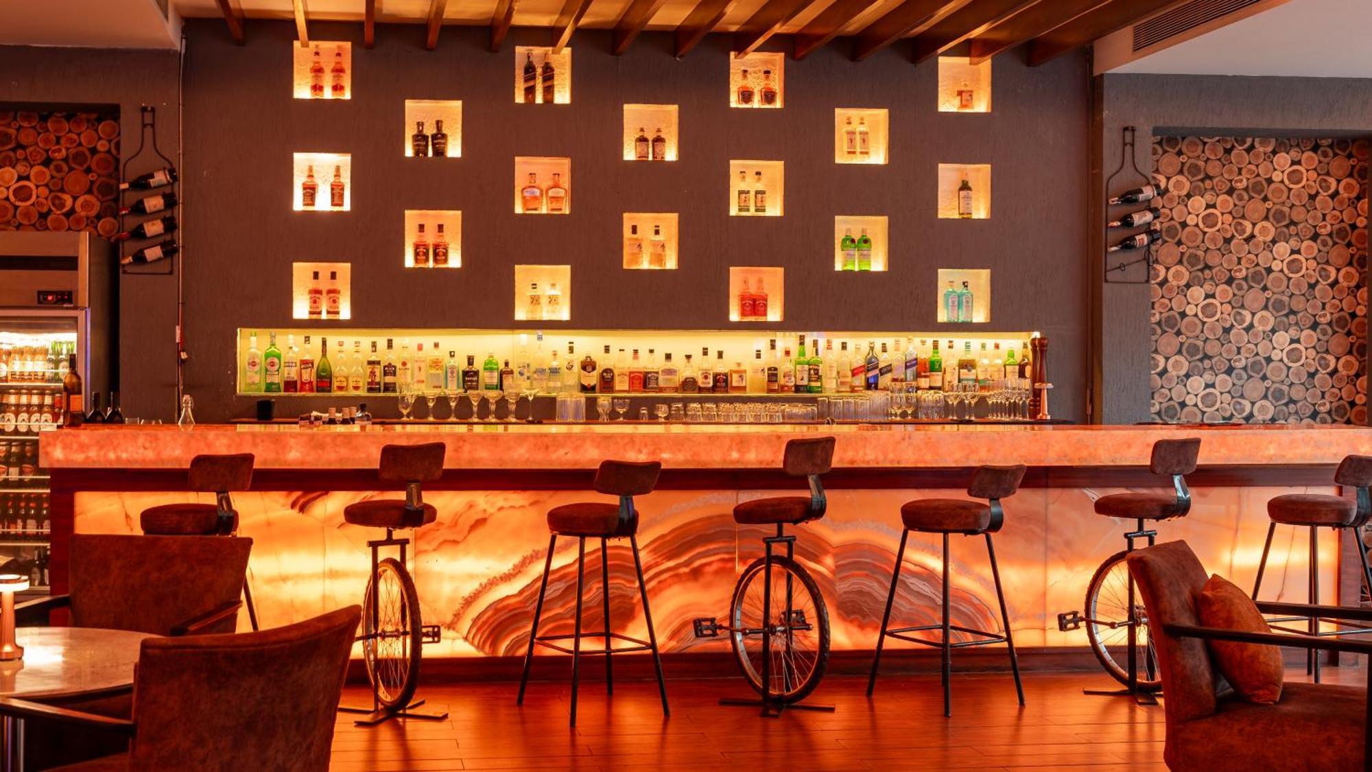 Hyatt Pune Extérieur photo The bar at the 101 bar