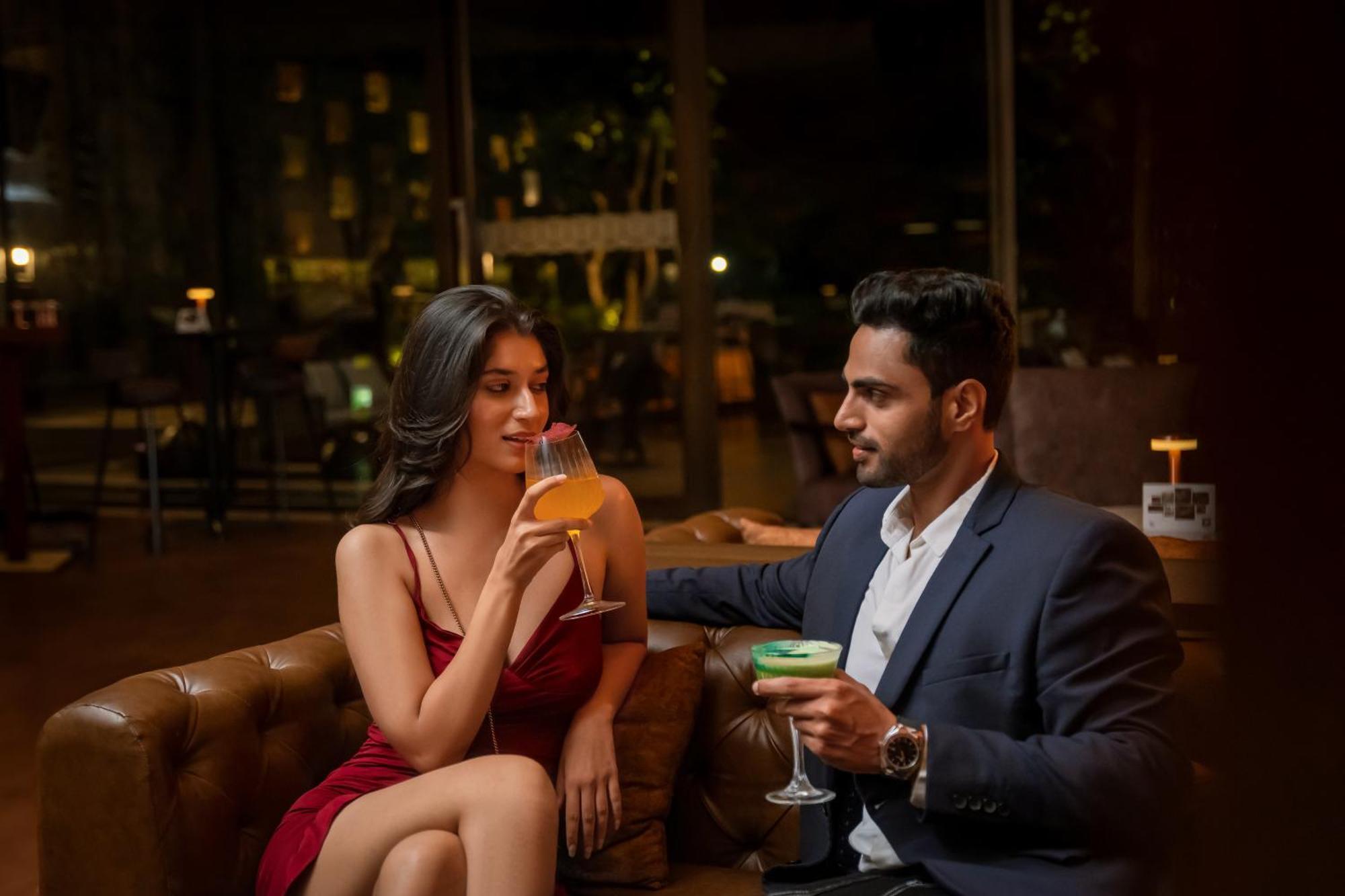 Hyatt Pune Extérieur photo A couple drinking cocktails