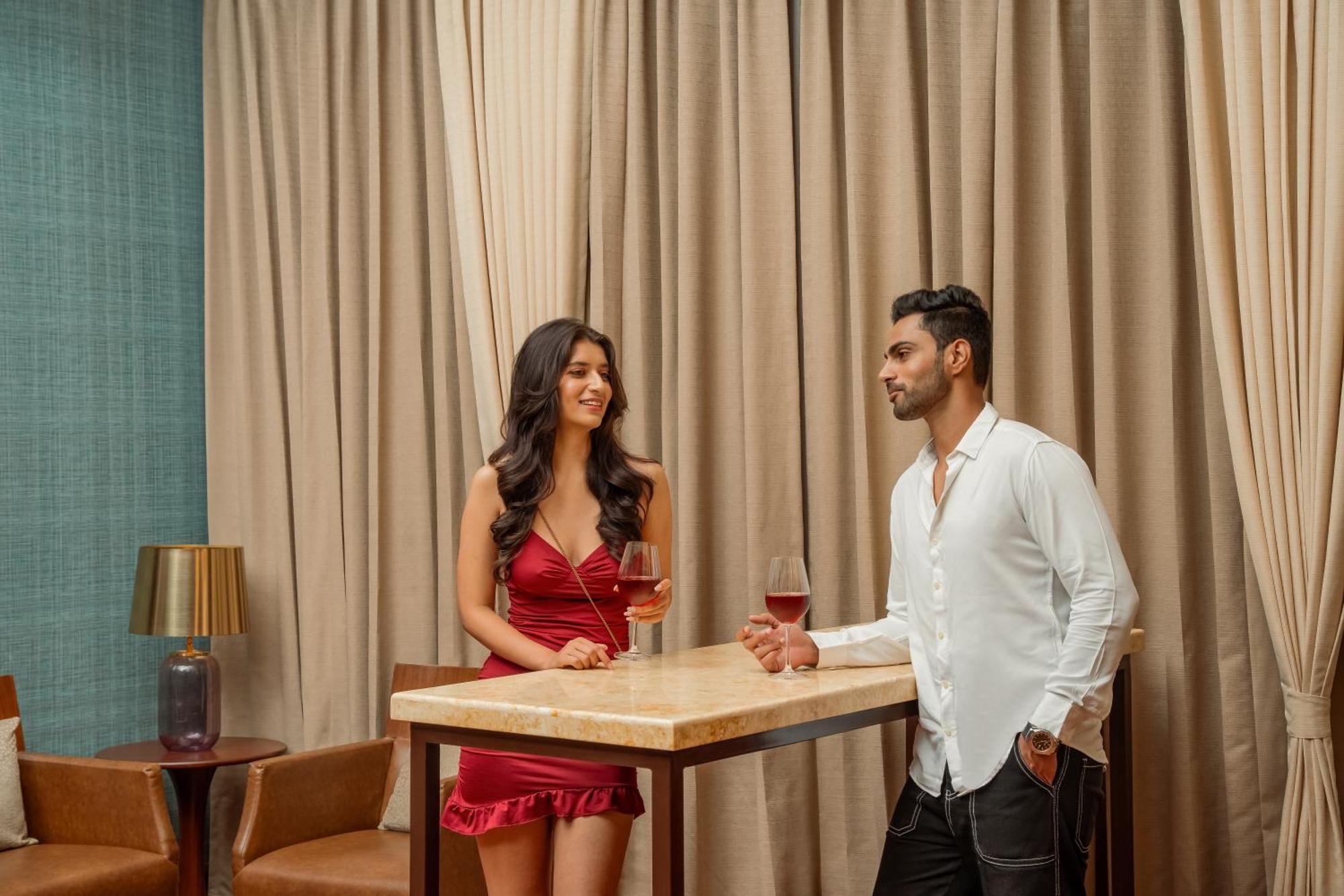 Hyatt Pune Extérieur photo A couple at a bar