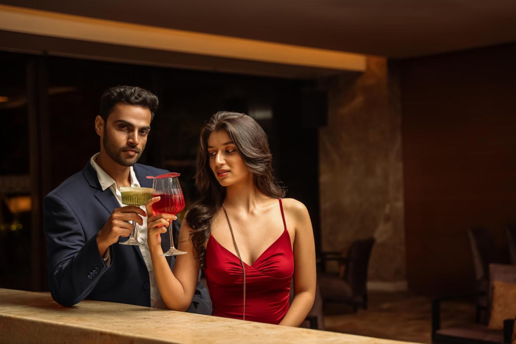 Hyatt Pune Extérieur photo A couple drinking cocktails