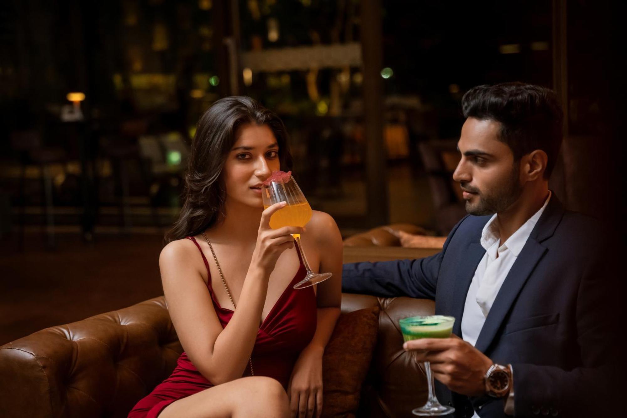Hyatt Pune Extérieur photo A couple drinking cocktails