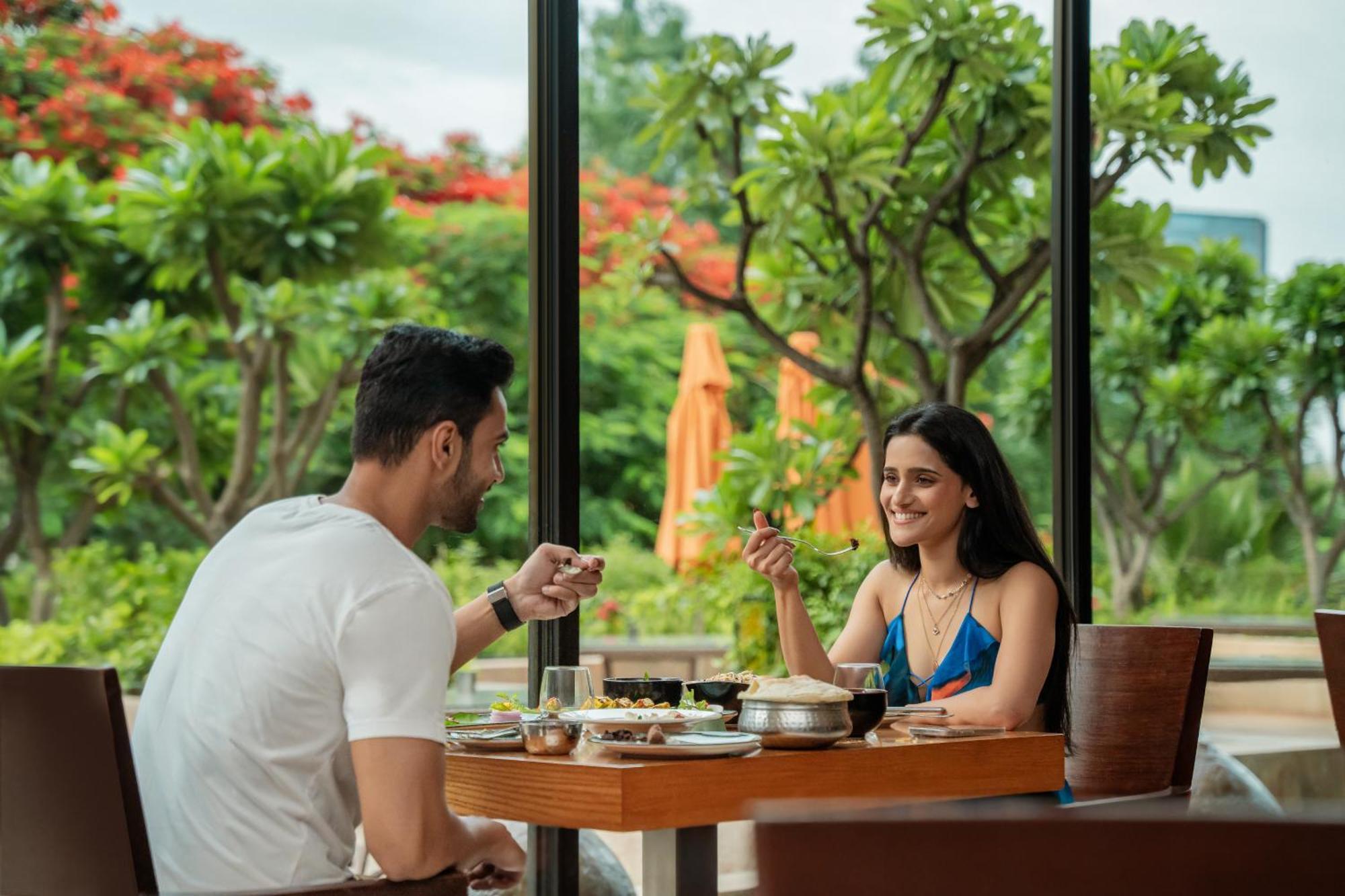 Hyatt Pune Extérieur photo A couple dining at the hotel